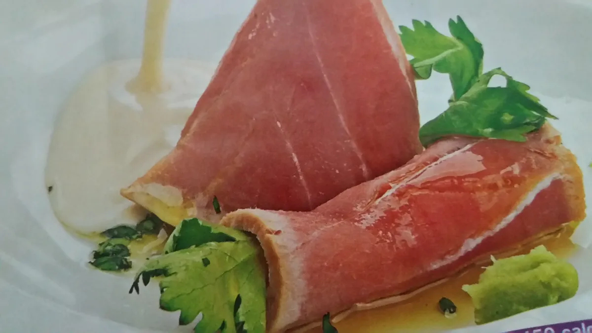 Atum com sopa de amêndoas e coco