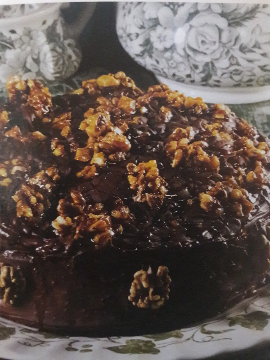 Bolo de chocolate e nozes