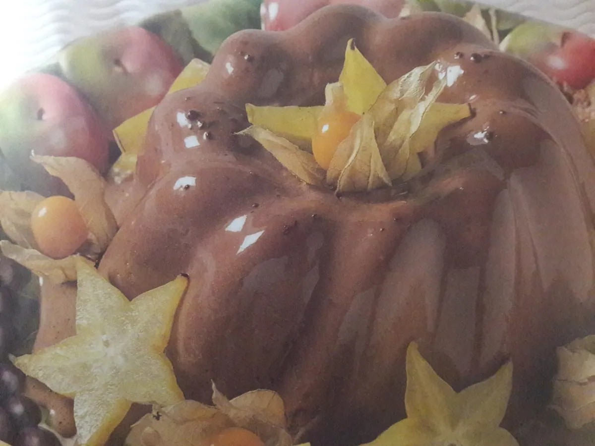 Creme de leite frio com chocolate e frutos tropicais