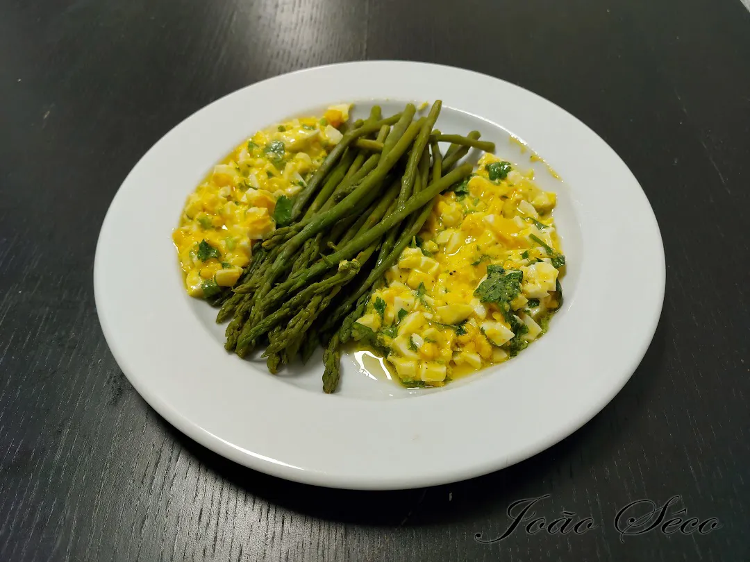 Espargos verdes com molho de manteiga e ovos