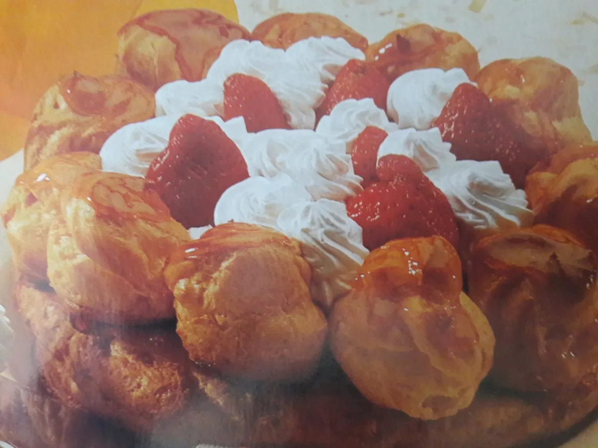 Folhado, profiteroles e morangos