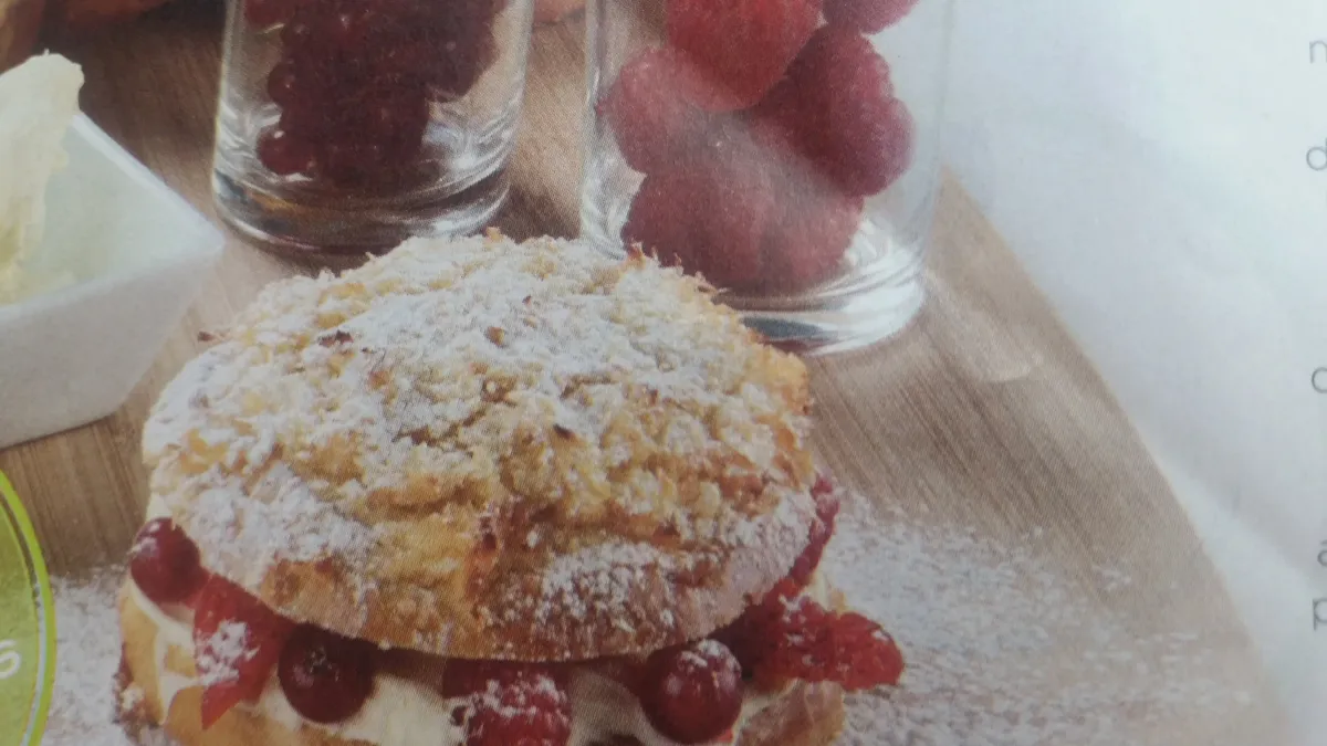 Pão-de-Deus com Mascarpone e Frutos Vermelhos