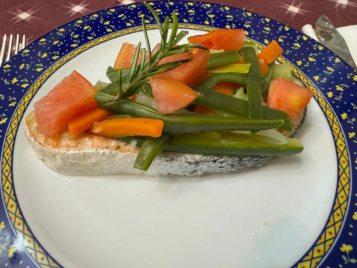 Posta de salmão com legumes