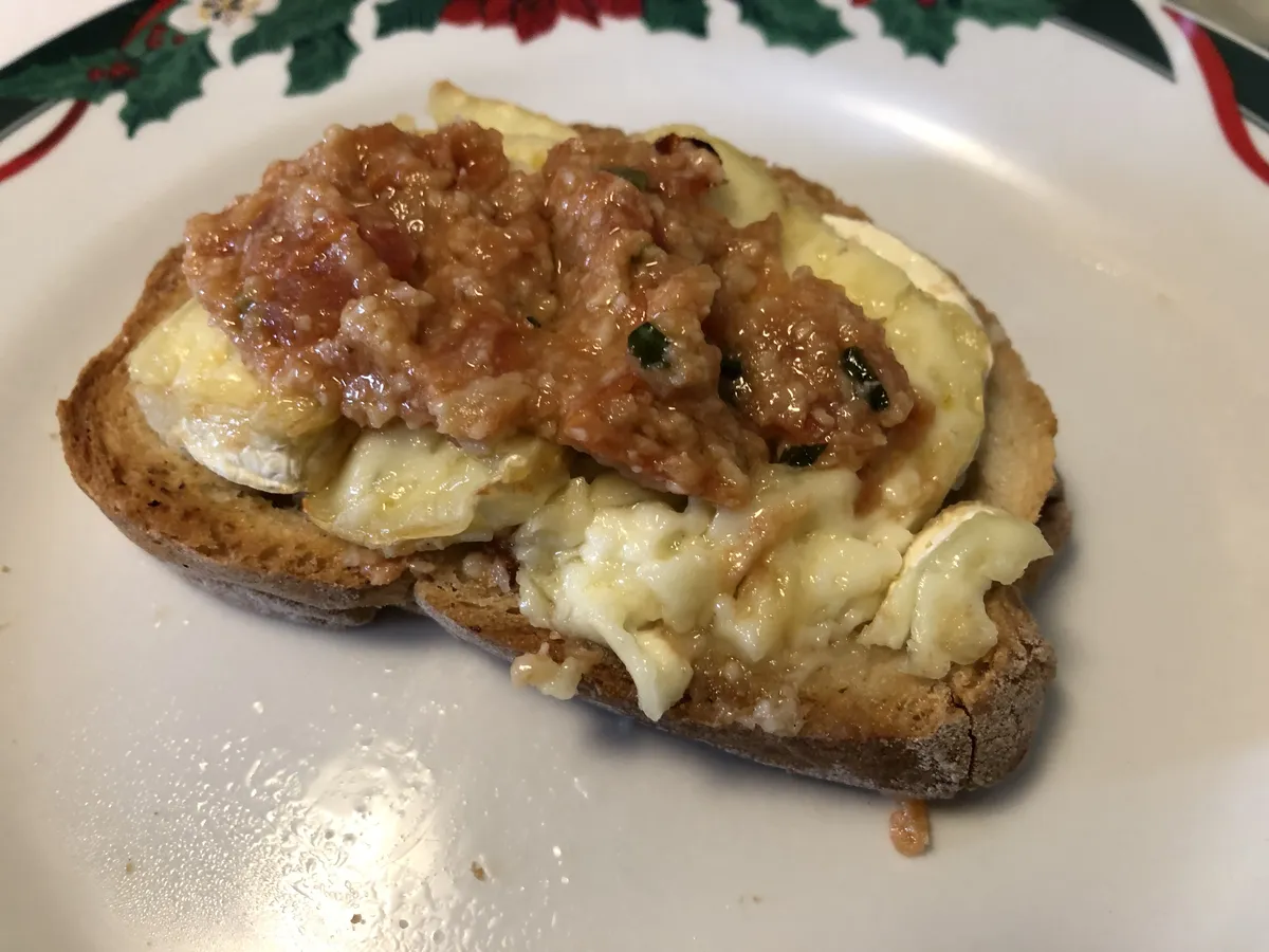 Queijo Brie com Pesto de Tomate