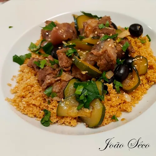 Ragoût de carne com azeitonas, courgette e cuscuz