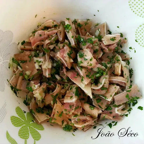 Saladinha de orelha de coentrada