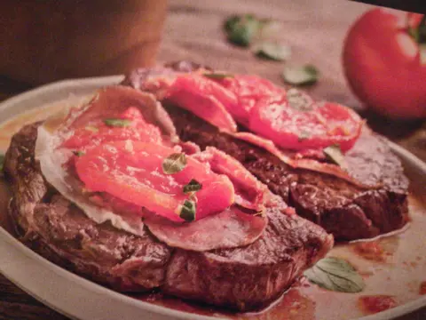 Bifinhos com tomate e presunto.