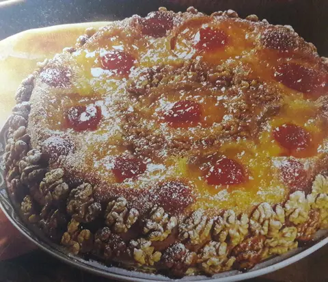 Bolo de pêssego e nozes