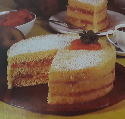 Bolo fofo com recheio de frutos
