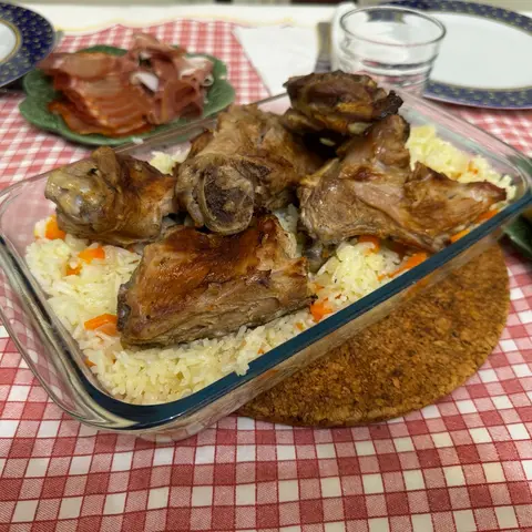 Cabrito no Forno com Arroz de Cenoura
