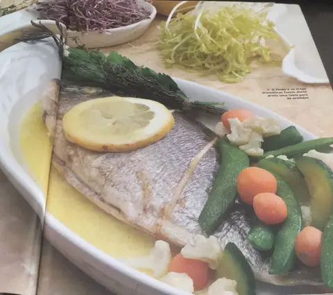 Dourada no forno com molho de limão e manteiga