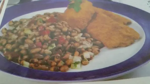Filetes de Peixe-Espada Panados com Salada de Feijão-Frade
