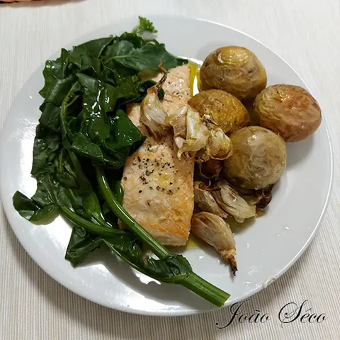 Filetes de Salmão à lagareiro com grelos