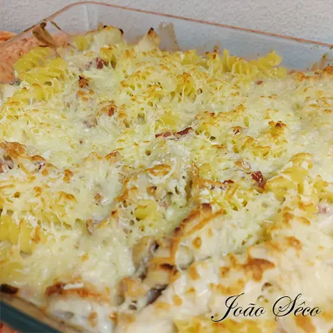 Massa gratinada com frango