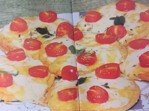 Mini-pizas de tomate-cereja com 3 queijos