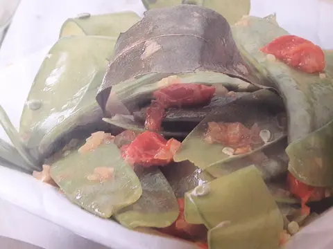 Salada quente com ervilhas-de-quebrar